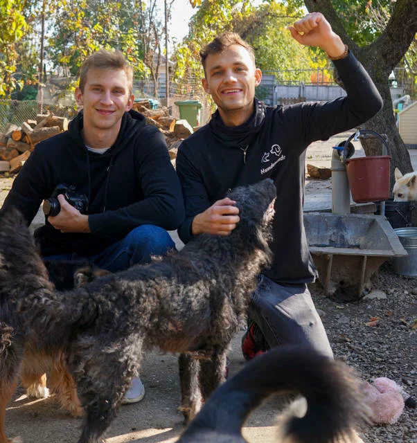 Fabio and Luis, the two founders of Hunderunde, with a dog.